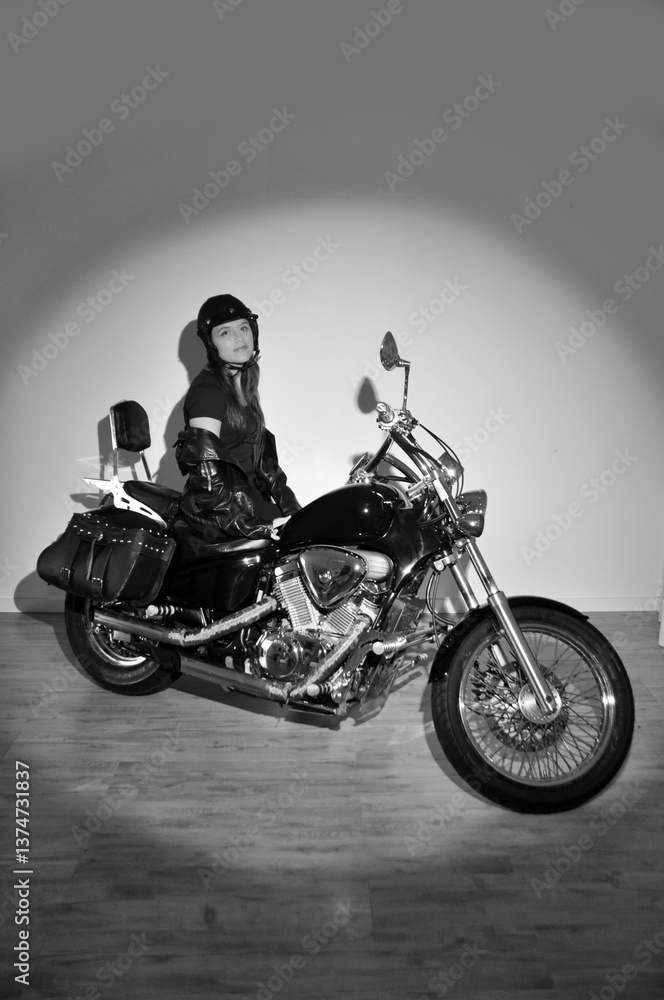 Fototapeta premium mulher com motocicleta custom