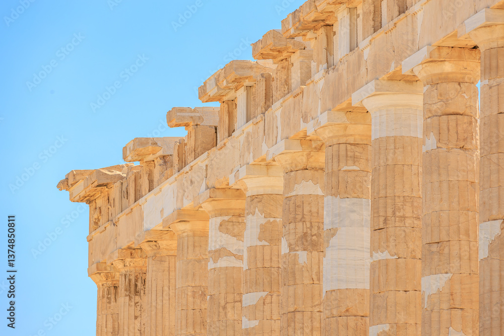 Obraz premium The building is made of stone and has a lot of columns, Acropolis in Athens