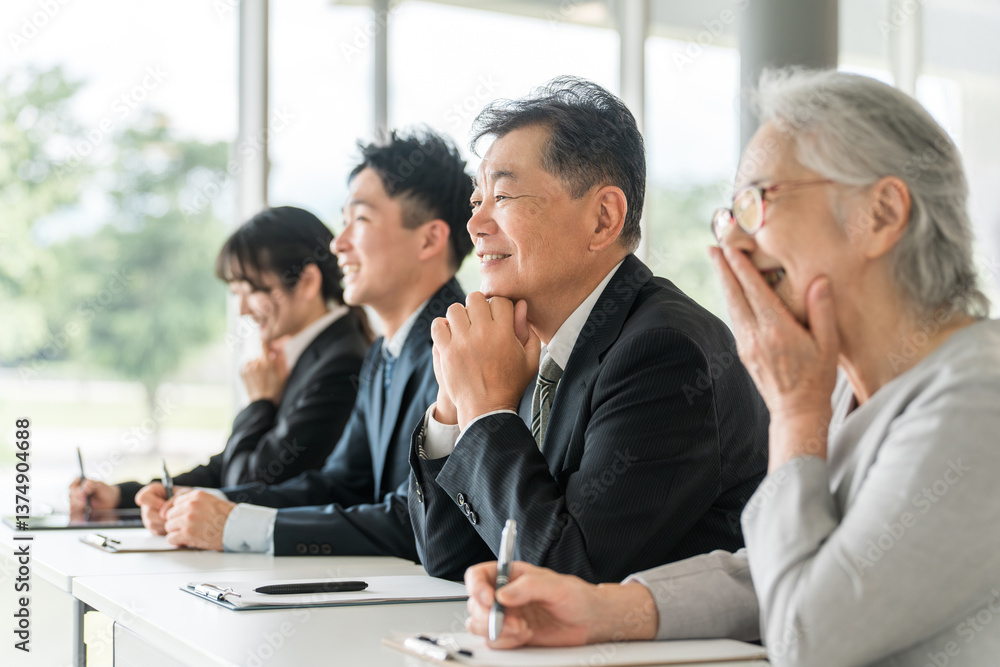 スーツ姿の高齢者・シニアと若者(セミナー・講習会・家族セミナー)
スーツ姿の高齢者・シニアと若者(セミナー・講習会・家族セミナー)