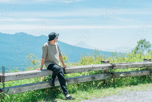 男性と夏の空と高原の風景・観光地・旅行・山・名所
