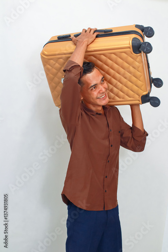 фотографія Enthusiastic traveler carrying luggage overhead for seamless vacations