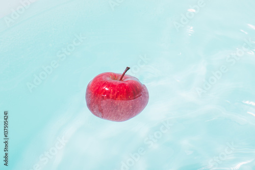 水に浮くリンゴ