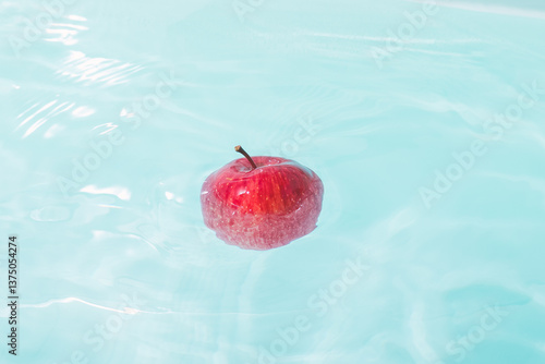 水に浮くリンゴ