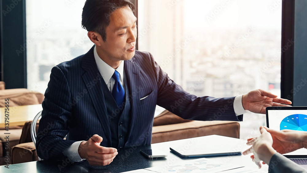 オフィスで面談するビジネスパーソンのグループ