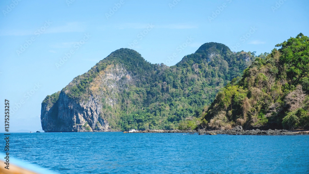 Fototapeta premium The Island and sea views from a long tail boat