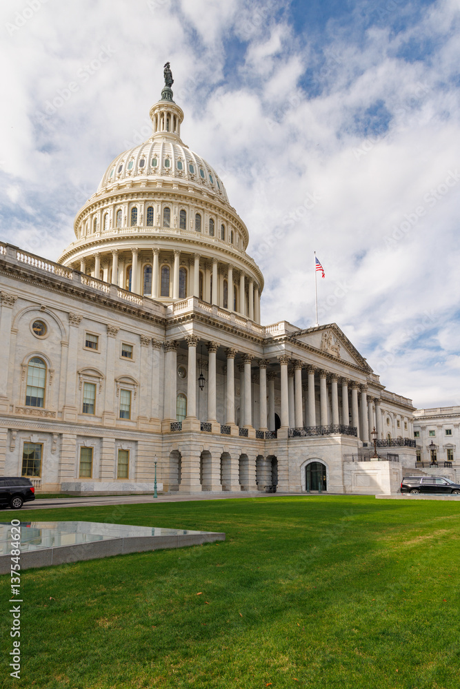 Obraz premium The iconic United States Capitol building, an emblem of American democracy