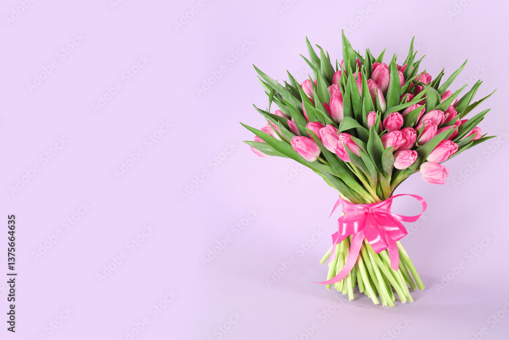 Obraz premium Bouquet of beautiful tulips on lilac background, space for text