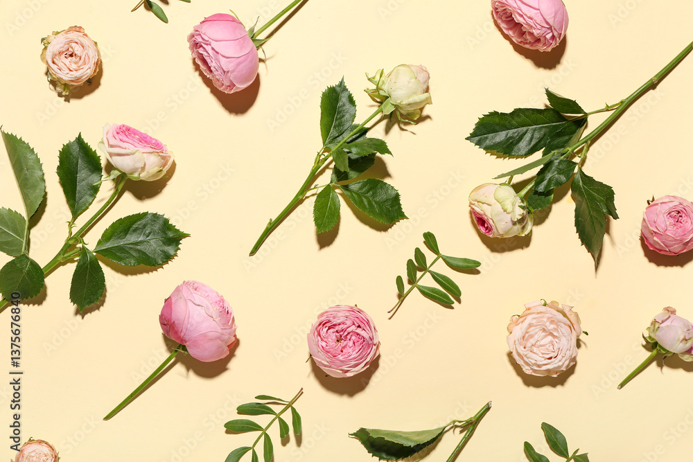 Obraz premium Beautiful pink roses and leaves on yellow background