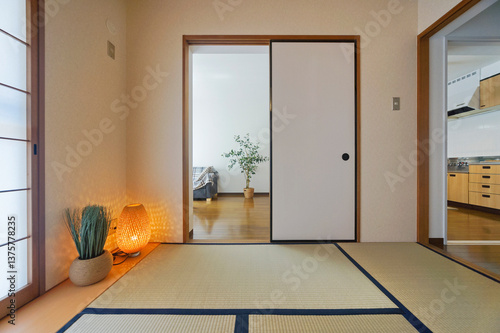 和室からフローリングのリビングダイニングを見る