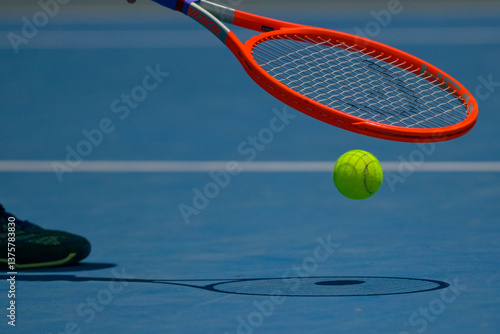 Obraz na płótnie Tennis Racket with ball on Court w salonie