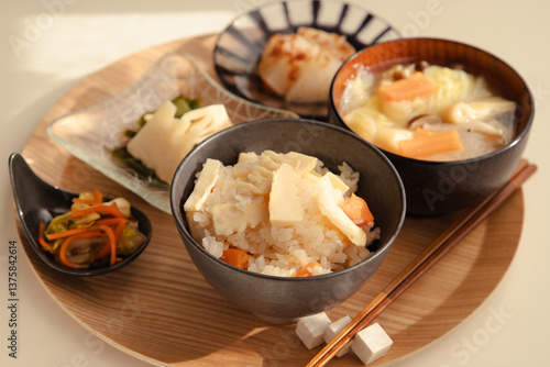タケノコの炊き込みごはんと具沢山のお味噌汁と若竹煮など小鉢の和定食　日本の家庭料理
