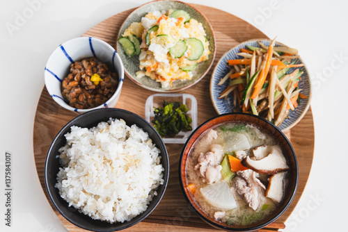 もち麦ごはんと豚汁と納豆と小鉢の和定食