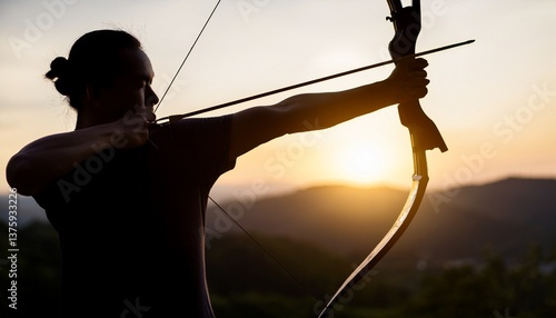 弓矢を構えている人