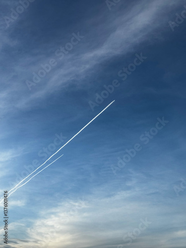 Obraz na płótnie Airplane Contrails in a Vast Blue Sky w salonie