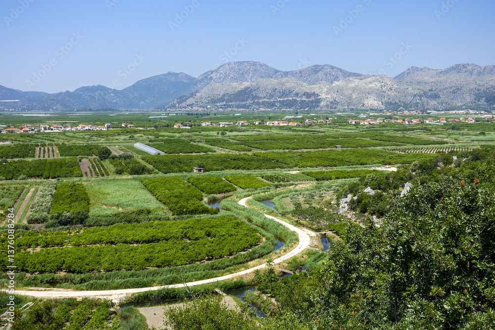 Fruchtbare Beckenlandschaft an der Makarska Riviera, Dalmatien,