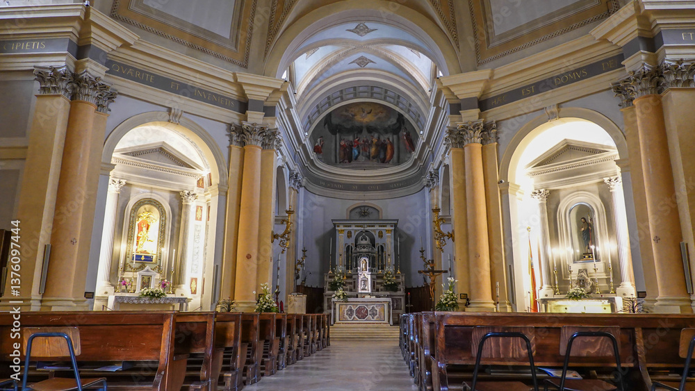 Fototapeta premium Kircheninnenraum mit Tabernakel