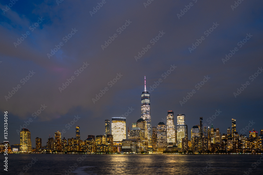 Obraz premium New York City skyline. NYC skyscrapers. Manhattan skyscrapers at dusk. NY cityscape with lights. Night in New York. NYC night cityscape. Downtown Manhattan. New York at twilight. American city.