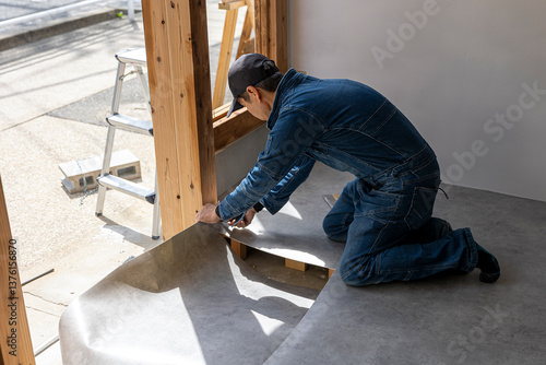 内装工事をする人