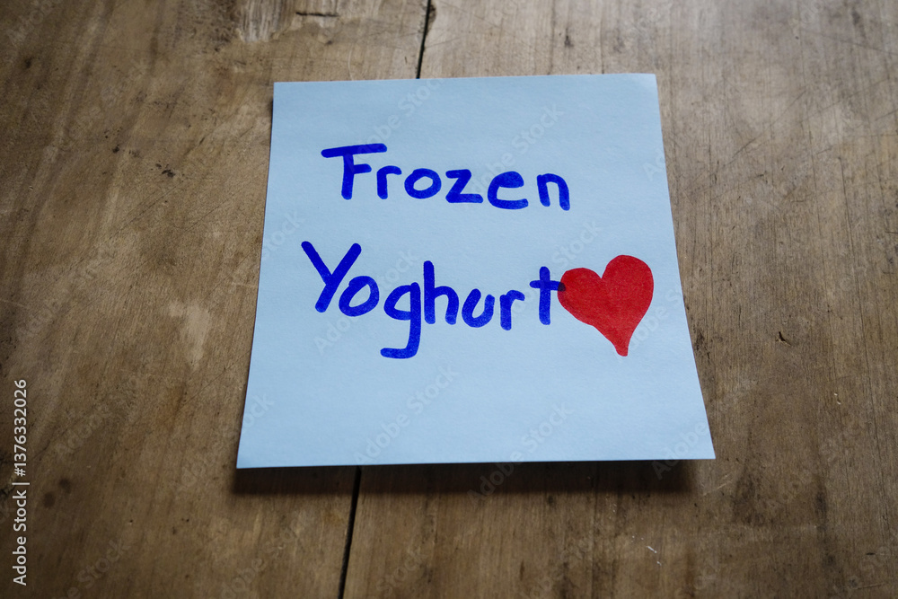Memo-Zettel auf Tisch. Post it, Todo, Frozen Yoghurt