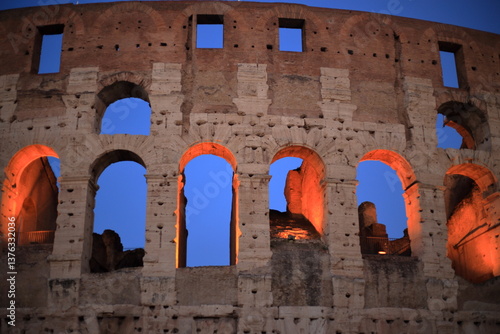 Particolare del Colosseo, Roma, al tramonto con prime luci accese