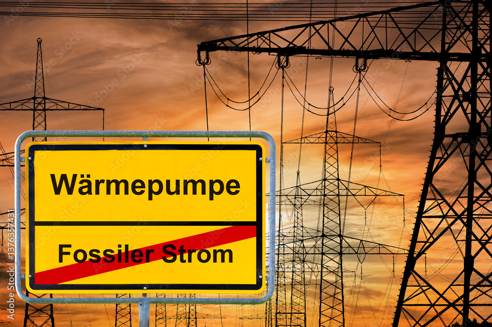 Ein Verkehrsschild ist beschriftet mit Fossiler Strom und Wärmepumpe, vor den Hochspannungsmasten einer Starkstromleitung - FOTOMONTAGE