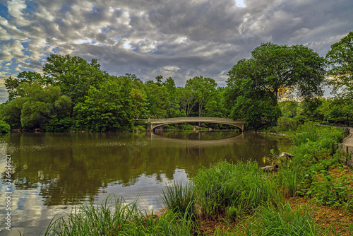 Obraz na płótnie Bow bridge in spring w salonie