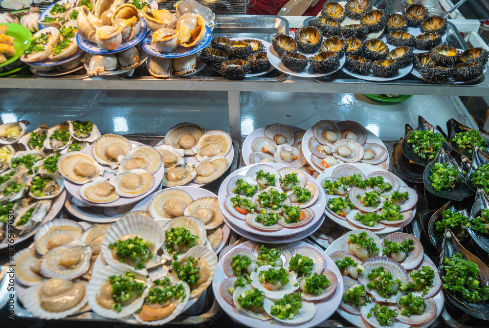 Fototapeta premium Deliciously Garnished Oysters Beautifully Displayed on Plates for Your Enjoyment