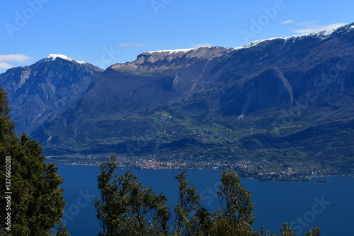 Obraz na płótnie Schöne Landschaft bei Tignale mit Blick auf den Gardasee w salonie