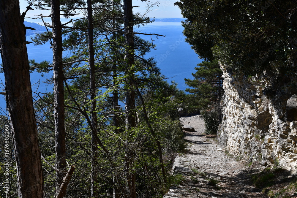 Ein Wanderweg bei Tignale oberhalb vom Gardasee