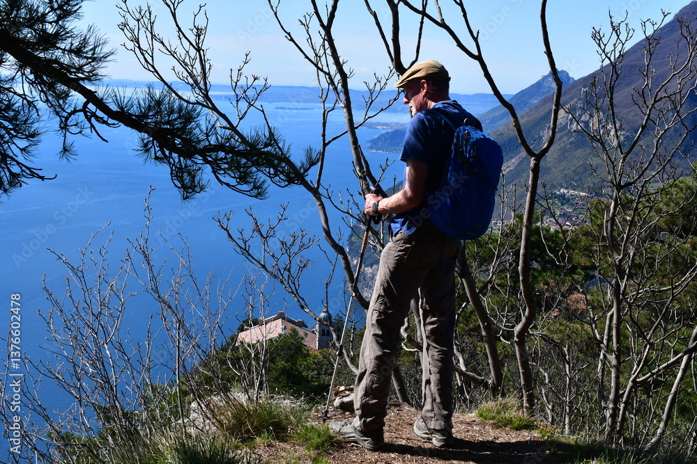 Mann wandert bei Tignale am Gardasee