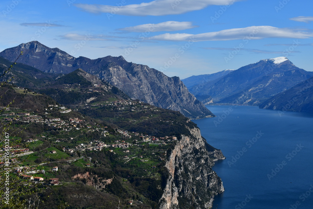 Schöne Landschaft mit Blick nach Tremosine und dem Gardasee