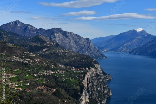 Obraz na płótnie Schöne Landschaft mit Blick nach Tremosine und dem Gardasee w salonie