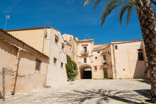 Patio de un palacio de Noto, región de Siracusa, Sicilia