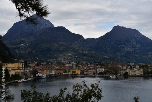 Obraz na płótnie Blick nach Riva del Garda von oben w salonie