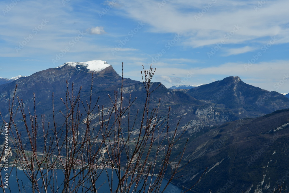 Schöne Landschaft am Punta Larici mit Blick zum Gardasee und Torbole