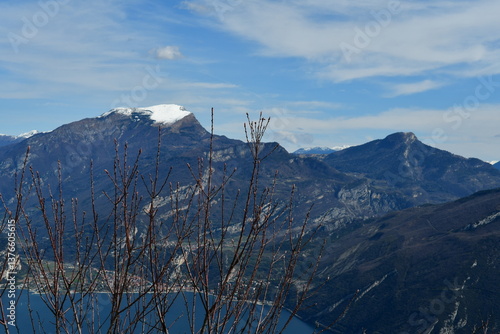 Obraz na płótnie Schöne Landschaft am Punta Larici mit Blick zum Gardasee und Torbole w salonie