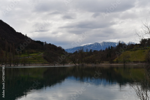 Schöne Landschaft am Tennosee im Trentino 