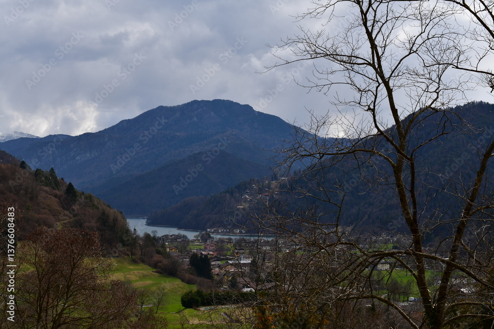 Schöne Landschaft mit Bluck zum Ledrosee