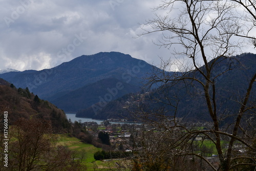 Obraz na płótnie Schöne Landschaft mit Bluck zum Ledrosee w salonie