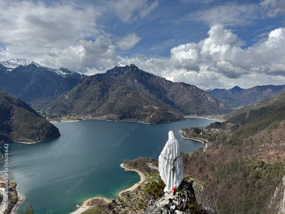 Blick zur Madonna die Besta und dem Ledrsee im Trentino