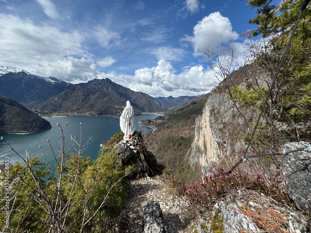 Blick zur Madonna di Besta und dem Ledrosee im Trentino
