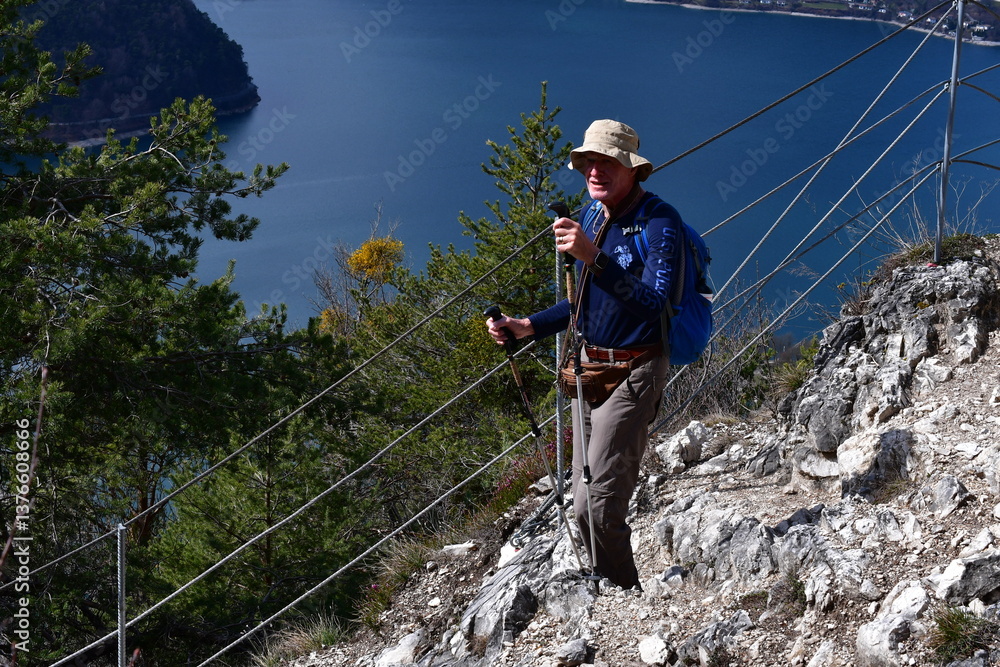Ein Mann wandert oberhalb vom Ledrosee in Trentino