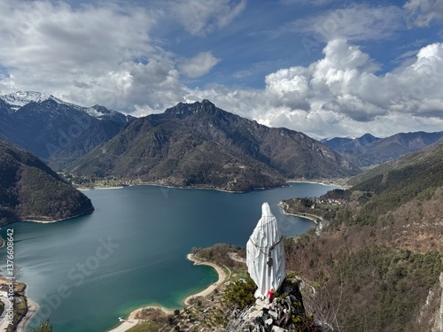 Obraz na płótnie Blick zur Madonna die Besta und dem Ledrsee im Trentino w salonie