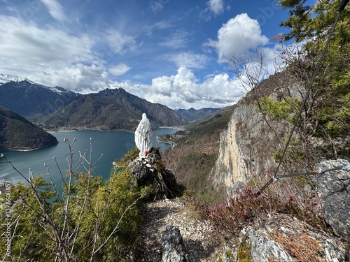 Obraz na płótnie Blick zur Madonna di Besta und dem Ledrosee im Trentino w salonie