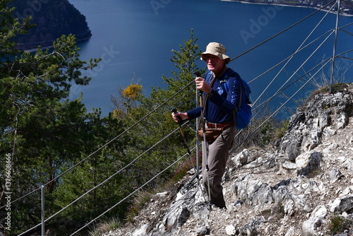 Obraz na płótnie Ein Mann wandert oberhalb vom Ledrosee in Trentino w salonie