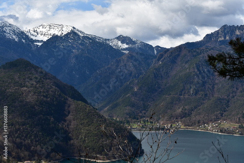 Obraz na płótnie Blick zum Ledrosee im Trentino w salonie