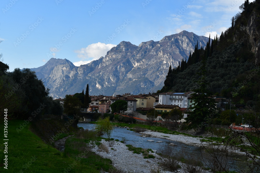 Blick nach Arco im Trentino dahinter Berge