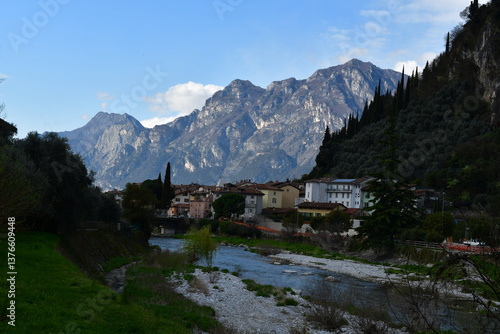 Blick nach Arco im Trentino dahinter Berge