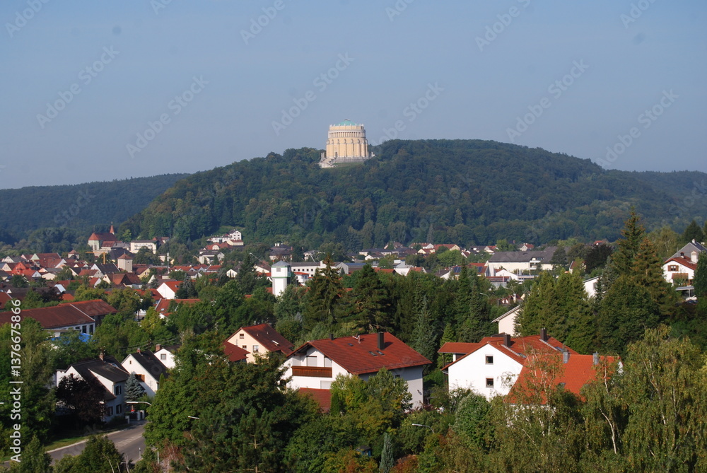 Obraz premium Im Hintergrund die Befreiungshalle nahe Kehlheim