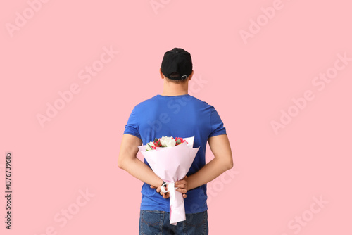 Young delivery man with bou...